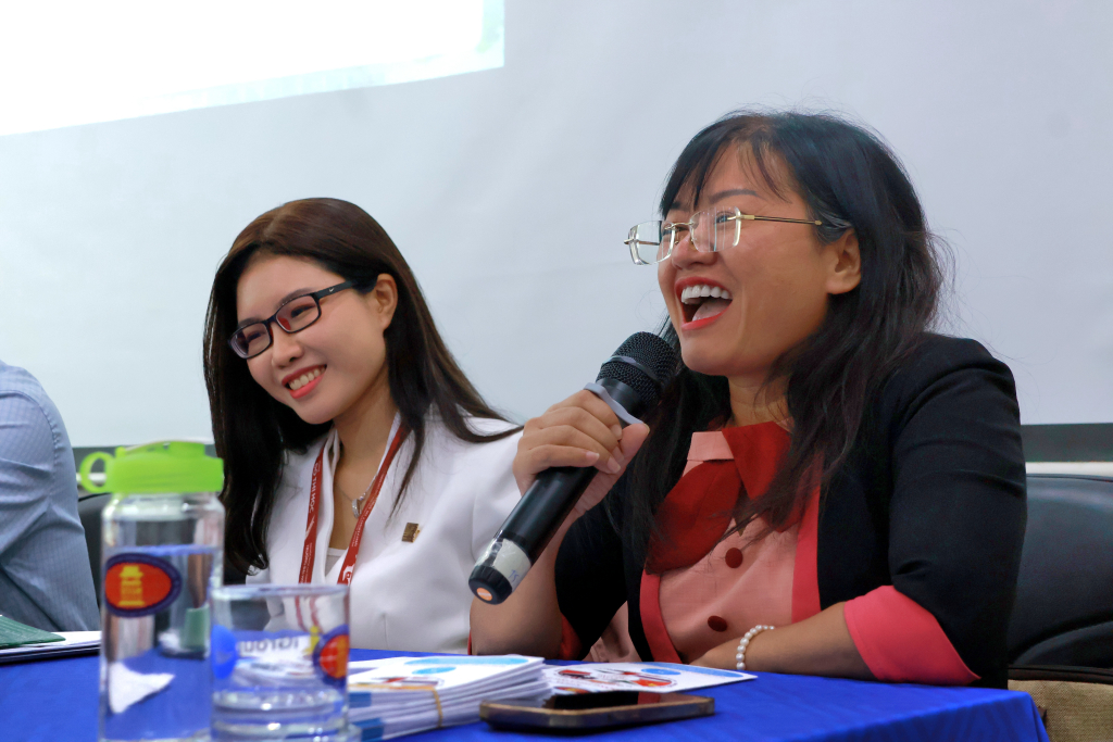 TS. Lê Thị Sinh Hiền trình bày về cơ hội “săn” học bổng du học của sinh viên - Ảnh: THANH HẢI
