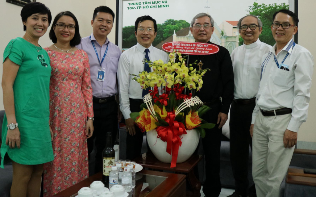 Đại diện Nhà trường gửi lẵng hoa chúc mừng đến Trung tâm Mục Vụ Tổng Giáo phận Sài Gòn - Ảnh: Trần Đào