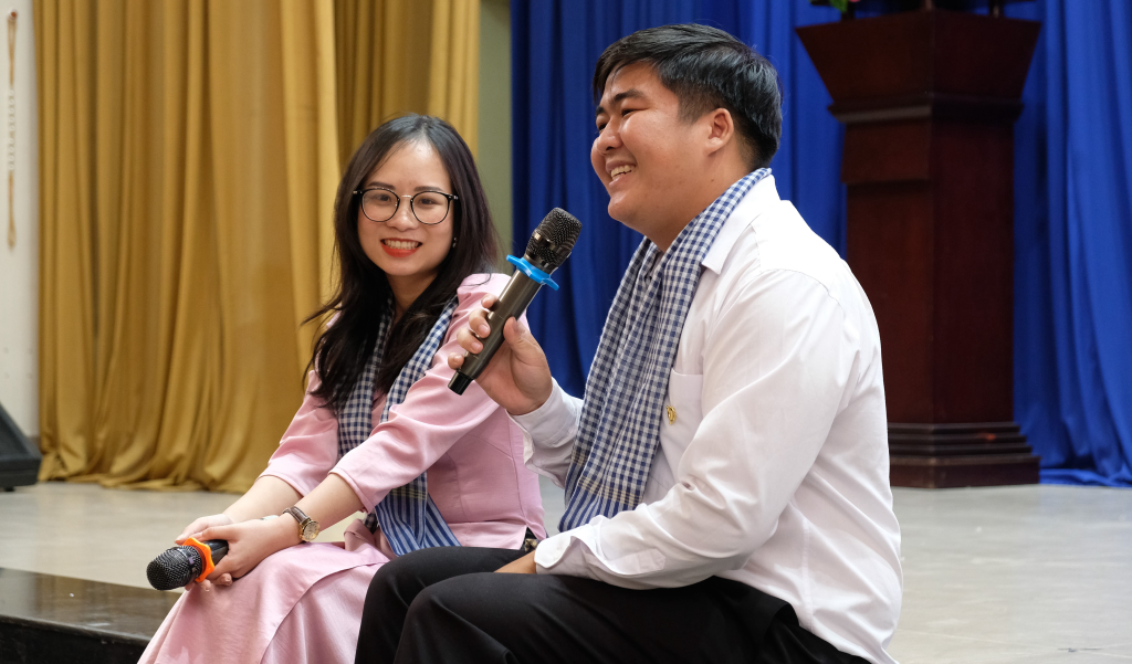 Đảng viên trẻ Nguyễn Hoàng Mai và Nguyễn Thành Gia chia sẻ cảm nhận khi đứng trong hàng ngũ của Đảng - Ảnh: Nhật Ánh