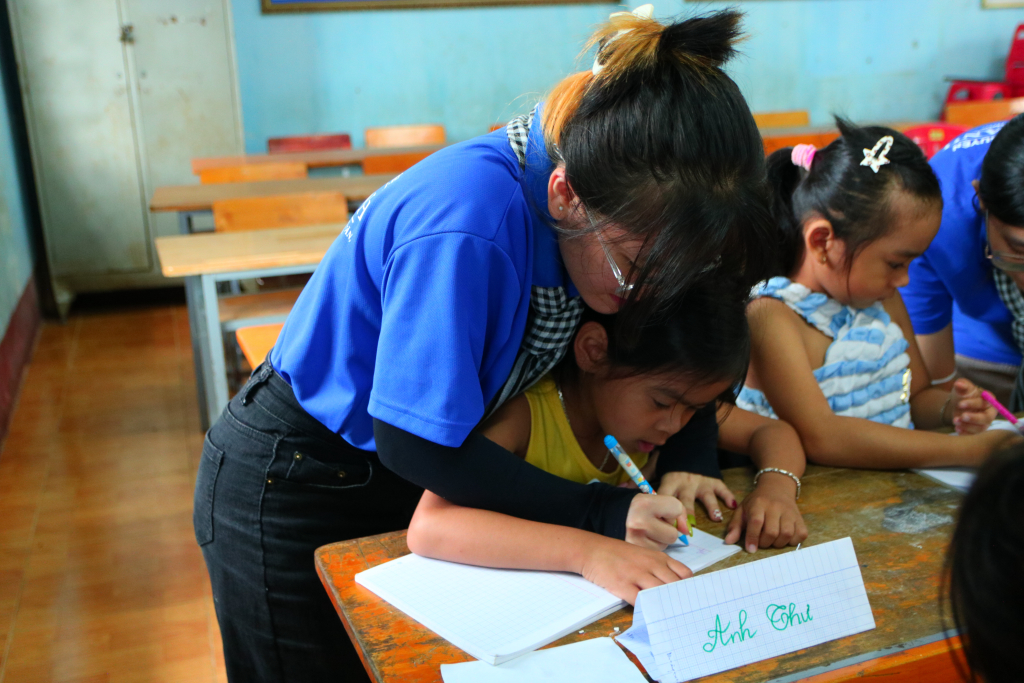 Các chiến sĩ kèm cặp, hướng dẫn các bé học tập hiệu quả - Ảnh: Huyền Linh
