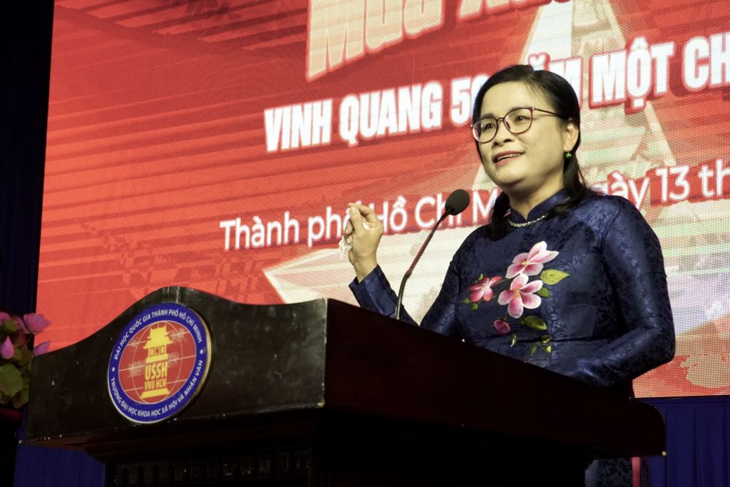 GS.TS Ngô Thị Phương Lan nhắn nhủ sinh viên về ý nghĩa của tinh thần thiện nguyện và trách nhiệm cống hiến - Ảnh: KHÁNH MY