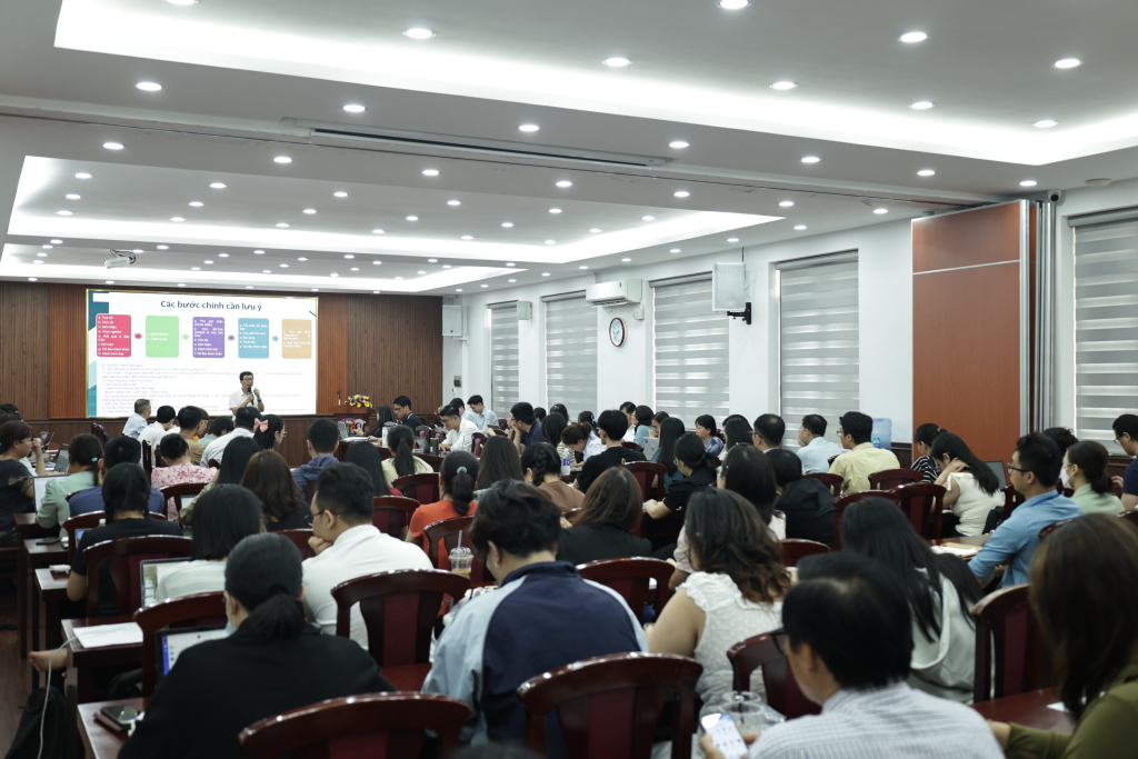 Toạ đàm thu hút nhiều giảng viên, nghiên cứu sinh, học viên cao học tham dự - Ảnh: MINH KHÔI