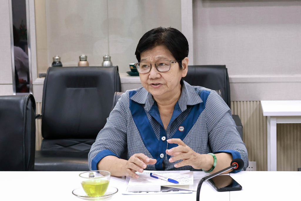 Bà Vũ Kim Anh cam kết cùng Nhà trường xây dựng lộ trình hợp tác chiến lược, kết nối các dự án khởi nghiệp tiềm năng với mạng lưới doanh nghiệp thực tế - Ảnh: KHÁNH BĂNG