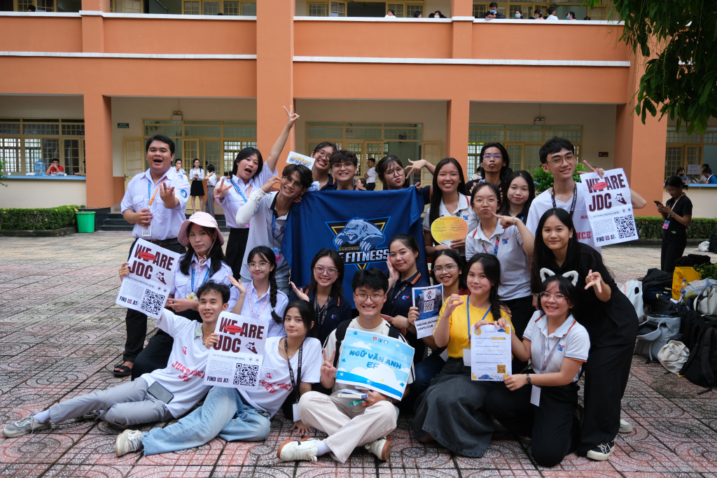 Đội ngũ sinh viên tình nguyện viên góp phần làm cho không khí thêm náo nhiệt và khuôn viên trường thêm rực rỡ - Ảnh: CLB Truyền thông Info Plus