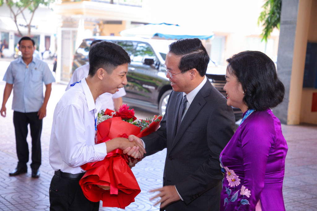 Đúng 8 giờ 30 phút, Chủ tịch nước Võ Văn Thưởng cùng đoàn đại biểu có mặt tại Trường ĐH KHXH&NV, ĐHQG-HCM (cơ sở Đinh Tiên Hoàng) để bắt đầu chuyến tham quan và làm việc với Nhà trường