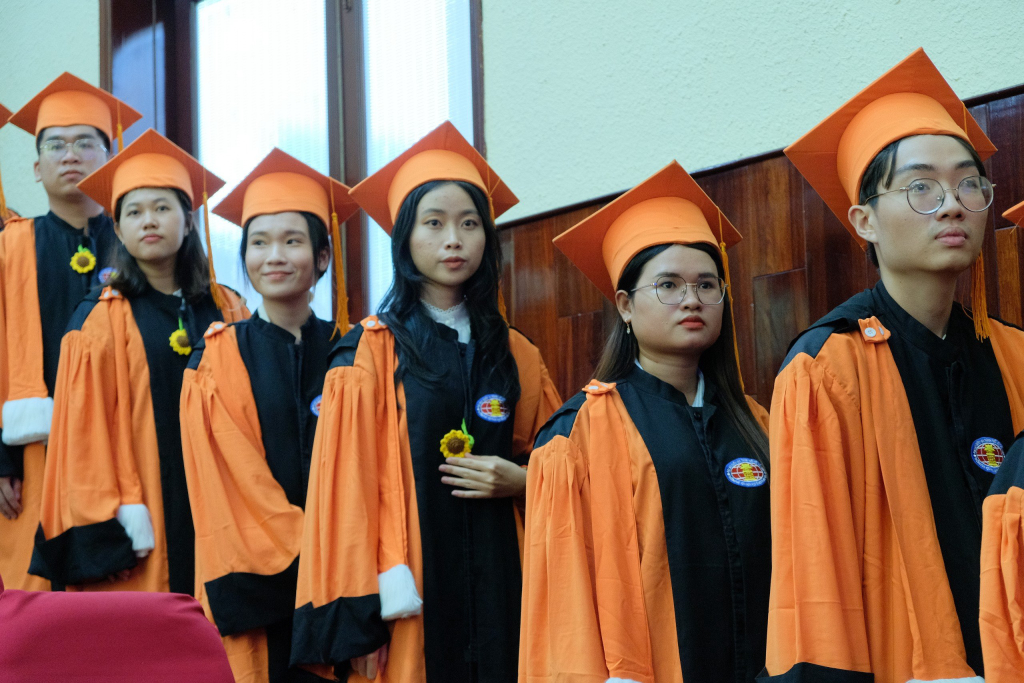 Các tân Cử nhân xếp hàng chờ được nhận bằng tốt nghiệp - Ảnh: Huyền Linh