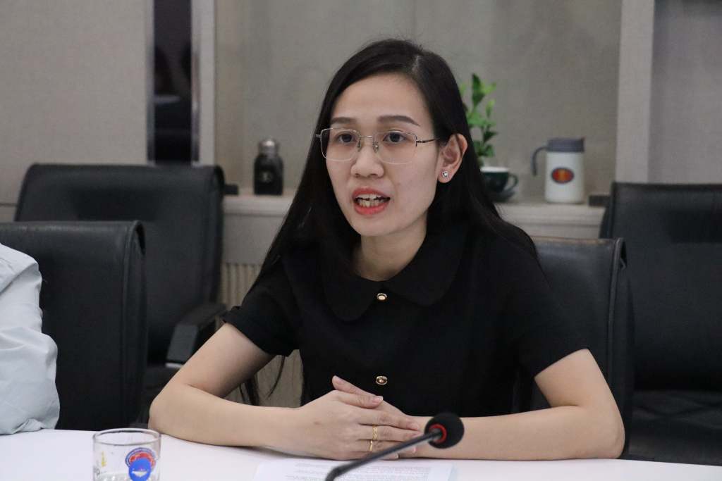 Bà Huỳnh Hoài Nam bày tỏ mong muốn đồng hành lâu dài với Nhà trường trong việc tổ chức những buổi hội thảo, trao đổi học thuật chuyên sâu - Ảnh: MỸ HƯỜNG