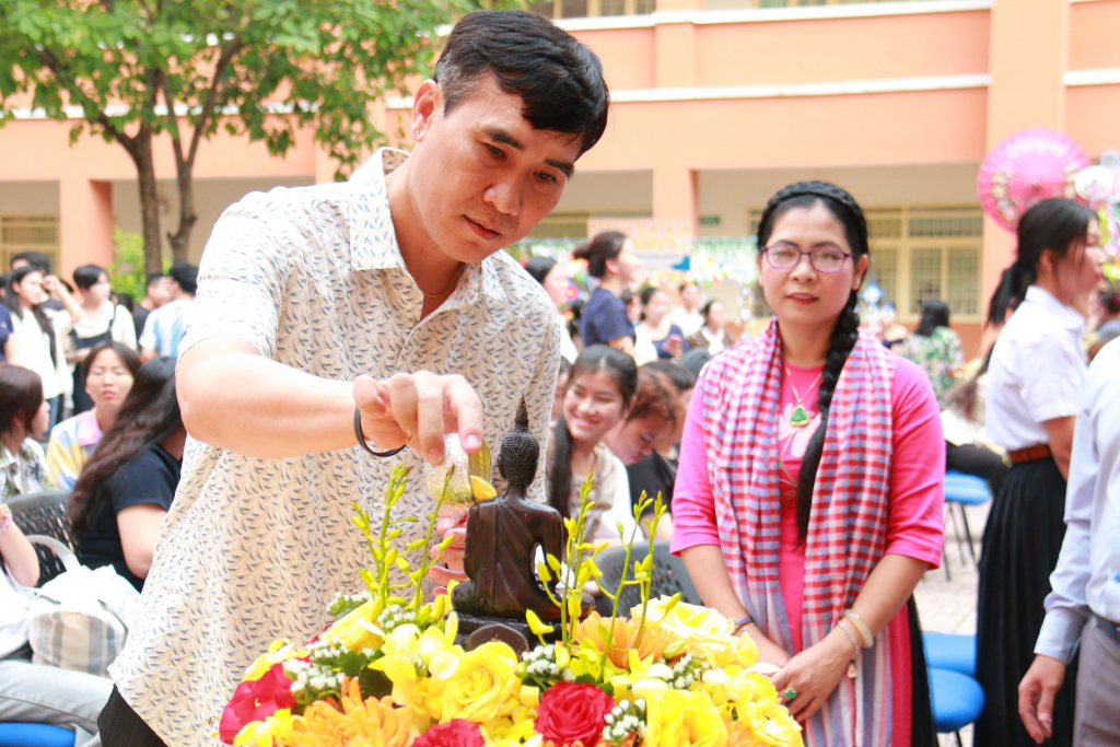 “Tắm Phật” là nghi thức dùng nước thơm hoặc nước sạch tưới lên tượng Phật một cách cung kính nhằm thể hiện lòng tôn kính đối với Đức Phật, gột rửa tâm hồn, thanh tẩy những điều không tốt để mang lại sự bình an cho năm mới - Ảnh: ĐĂNG KHÔI