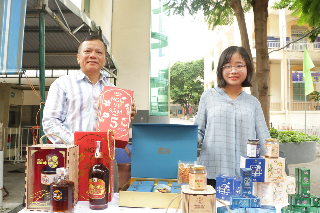 Các kệ trưng bày sản phẩm của hơn 10 doanh nghiệp tại không gian OCOP Nhân văn  - Ảnh: Lý Nguyên 