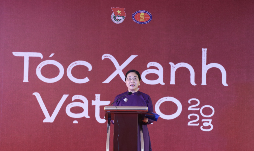 TS. Lê Thị Ngọc Điệp mong muốn lan tỏa những giá trị đáng quý qua hình ảnh chiếc áo dài - Ảnh: Thu Hương 