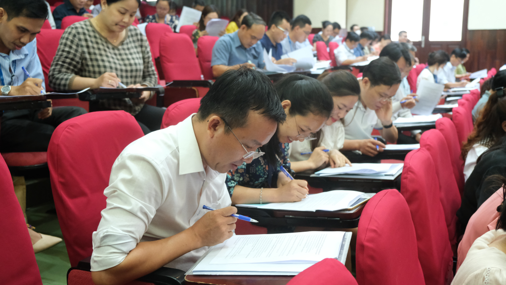 Các thành viên của Đoàn kiểm tra làm bài trắc nghiệm đánh giá - Ảnh: Trần Huỳnh