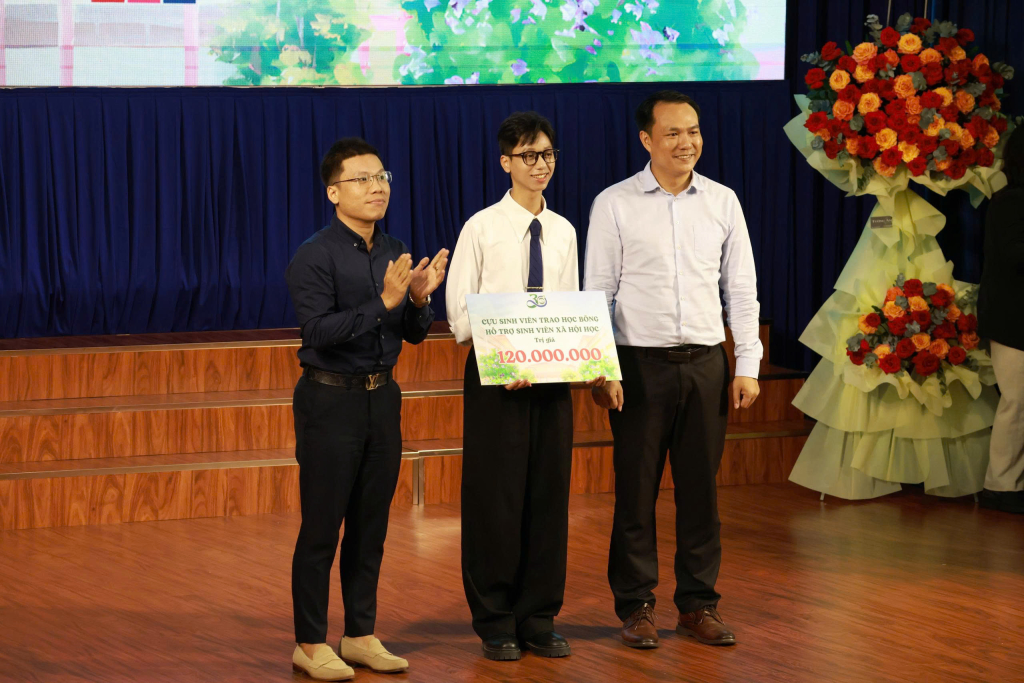 Những suất học bổng ý nghĩa được trao tặng đến các bạn sinh viên có gia đình bị ảnh hưởng bão từ cựu sinh viên Ngành Xã hội học - Ảnh: THÚY QUỲNH