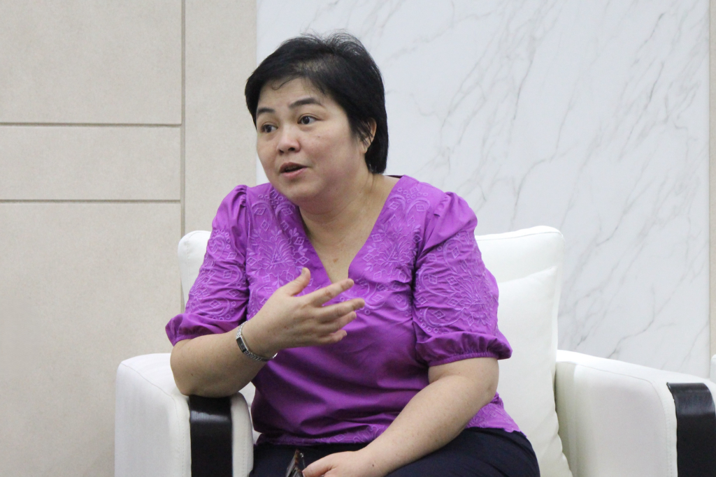 TS. Bùi Thị Hạnh Khuyên nhận định xu hướng “tiếng Trung cộng nghề nghiệp” trong thị trường lao động gắn với yêu cầu về ngoại ngữ hiện nay - Ảnh: NGUYỆT NGÂN