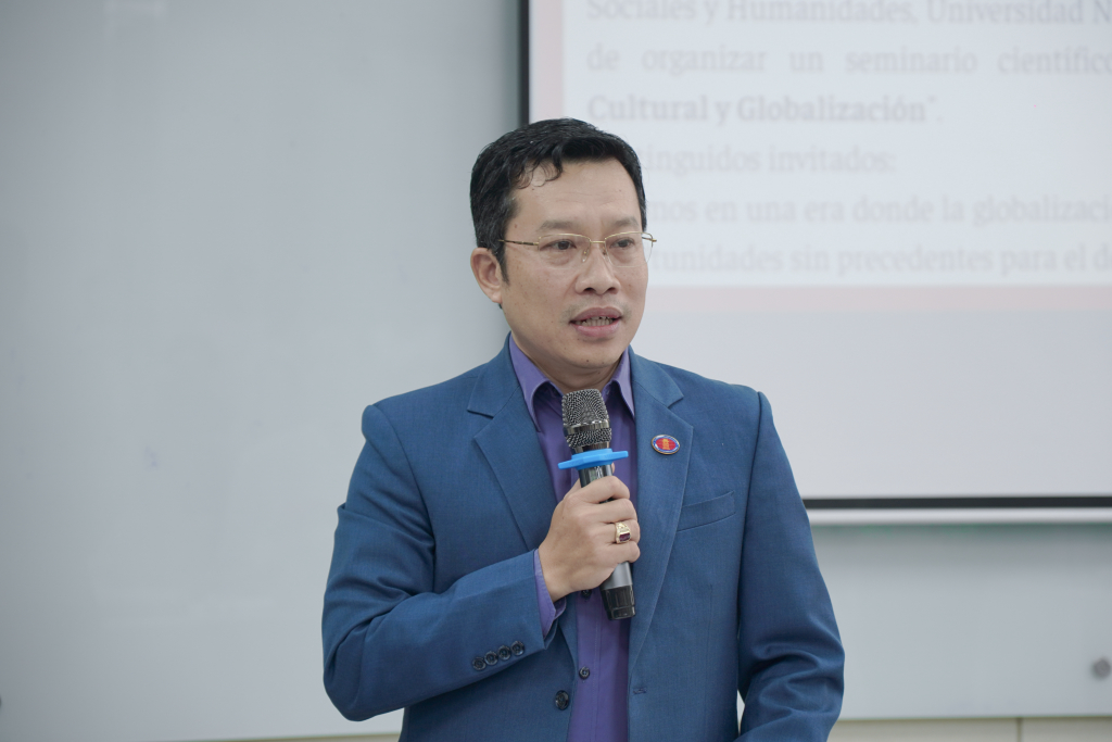 TS. Lê Hoàng Dũng khẳng định Nhà trường luôn đề cao nền tảng văn hóa trong quá trình học tập và phát triển của sinh viên - Ảnh: ĐÌNH VINH