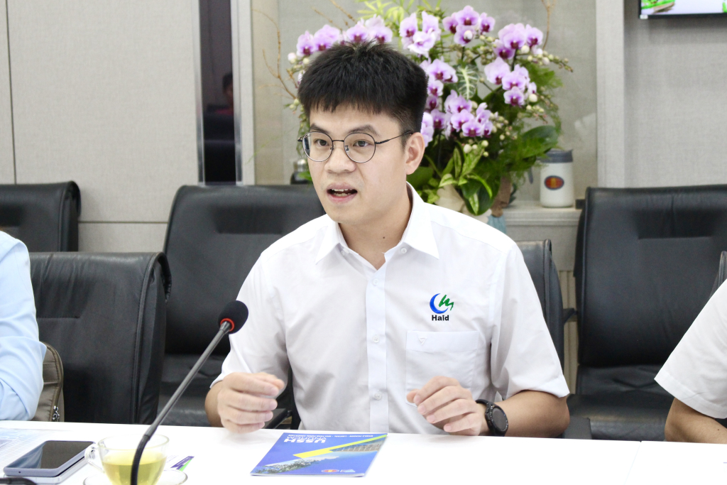 Ông Mạc Bân Ký trình bày về kế hoạch hỗ trợ học bổng cho sinh viên - Ảnh: ĐỨC DƯƠNG