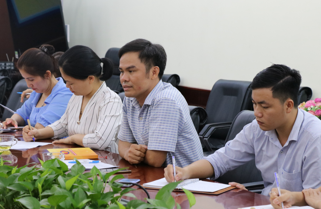 Các thầy cô lắng nghe và ghi nhận ý kiến đóng góp - Ảnh: Hoàng Phương 