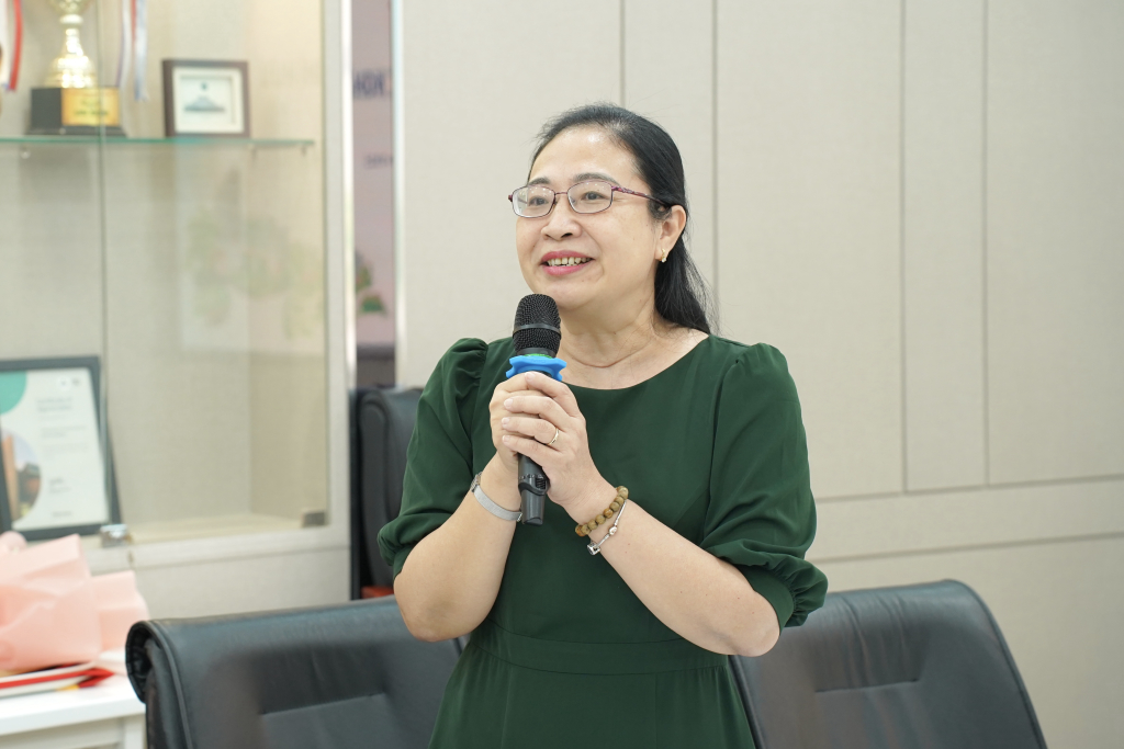 PGS.TS Lê Thị Ngọc Điệp gửi lời tri ân đến viên chức, người lao động nghỉ hưu - Ảnh: HẠNH NGUYÊN