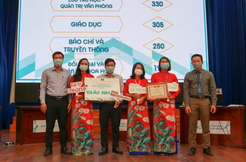 Đội thi khoa Lưu trữ và Quản trị văn phòng xuất sắc giành được 330 điểm