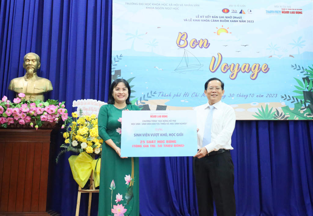PGS.TS Ngô Thị Phương Lan nhận bảng tượng trưng 25 suất học bổng từ chương trình từ Báo Người Lao Động - Ảnh: Thu Hương