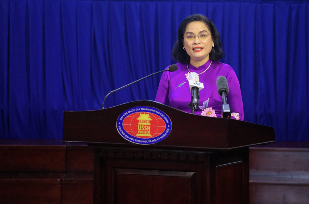 Tại Hội trường Văn khoa, PGS.TS. Ngô Thị Phương Lan - Hiệu trưởng Nhà trường - báo cáo tình hình hoạt động của Nhà trường