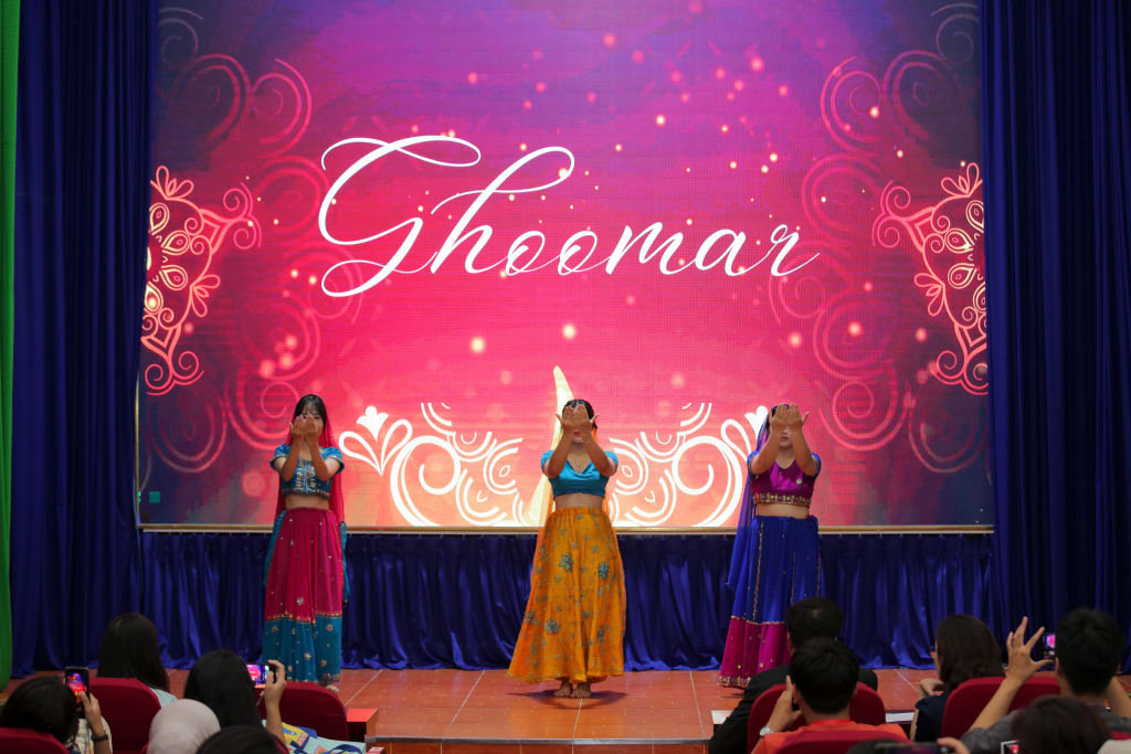 Điệu múa dân gian truyền thống Ghoomar được thể hiện bởi sinh viên bộ môn Ấn Độ học - Ảnh: LÝ NGUYÊN