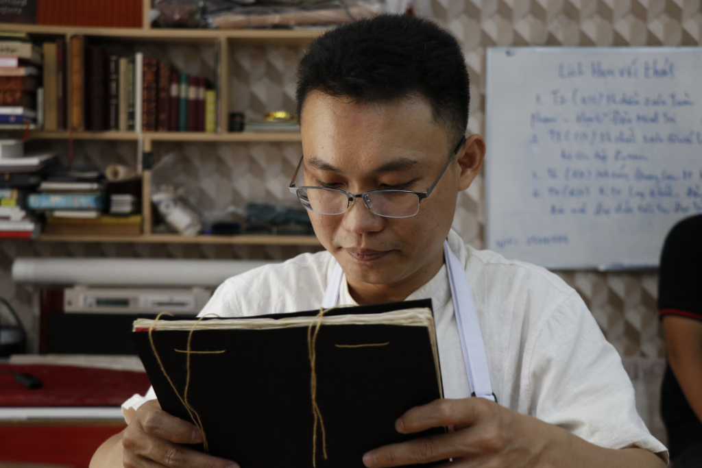 Anh Bùi Tiến Phúc hiện là chuyên viên tu bổ, phục chế hiện vật chất liệu giấy - Ảnh: Tuyết Hồng