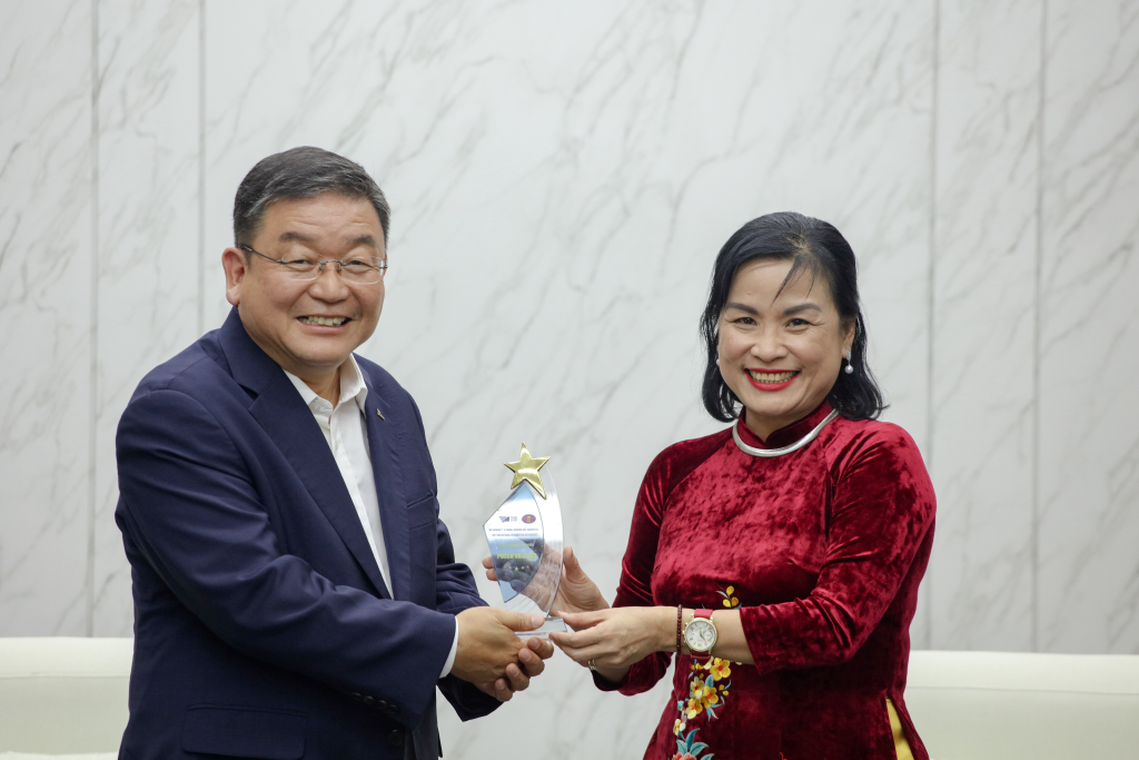PGS. TS Ngô Thị Phương Lan trao cúp lưu niệm cho ông Yoon Chang Woo - Ảnh: Lý Nguyên