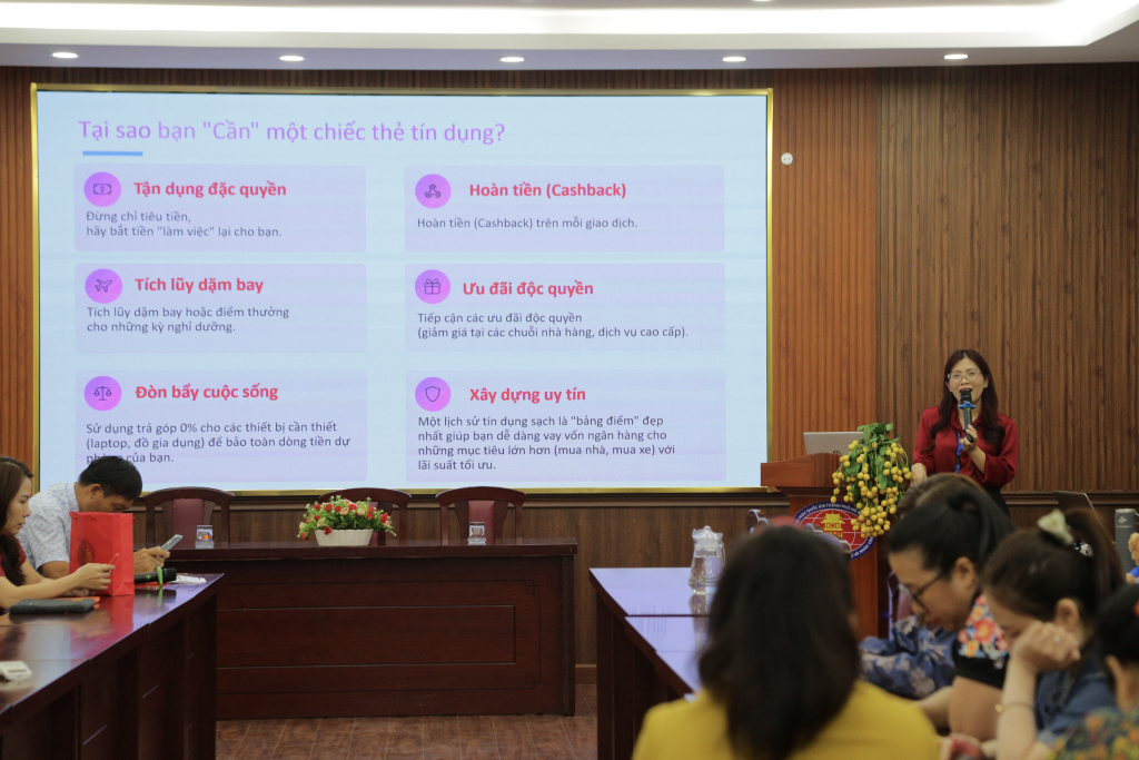 Chị Thùy Trang chia sẻ các thông tin hữu ích về tiêu dùng thông minh đến người tham gia buổi tọa đàm - Ảnh: QUỲNH NHƯ