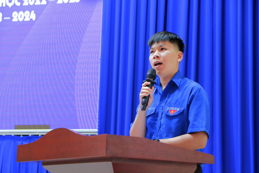 Đồng chí Nguyễn Huỳnh Minh Phúc báo cáo tổng kết công tác Đoàn và phong trào thanh niên năm 2022-2023 - Ảnh: Phạm Trí