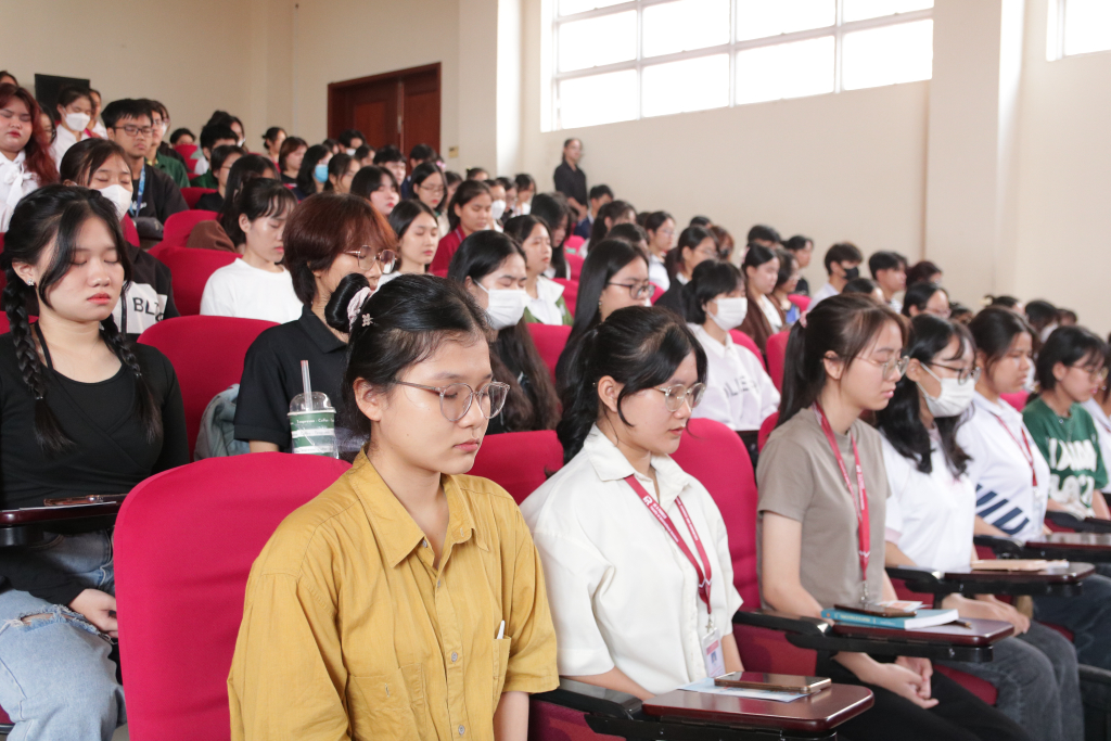 Sinh viên được hướng dẫn thở đúng và thực hành thiền ngay tại Hội trường - Ảnh: Trịnh Minh Phương