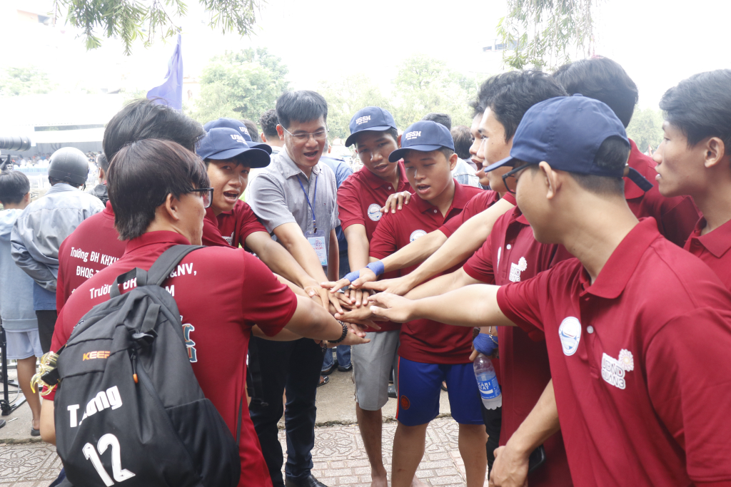 ThS. Trần Nam cùng sinh viên quyết tâm chinh phục những giải đua tiếp theo - Ảnh: Tuyết Hồng