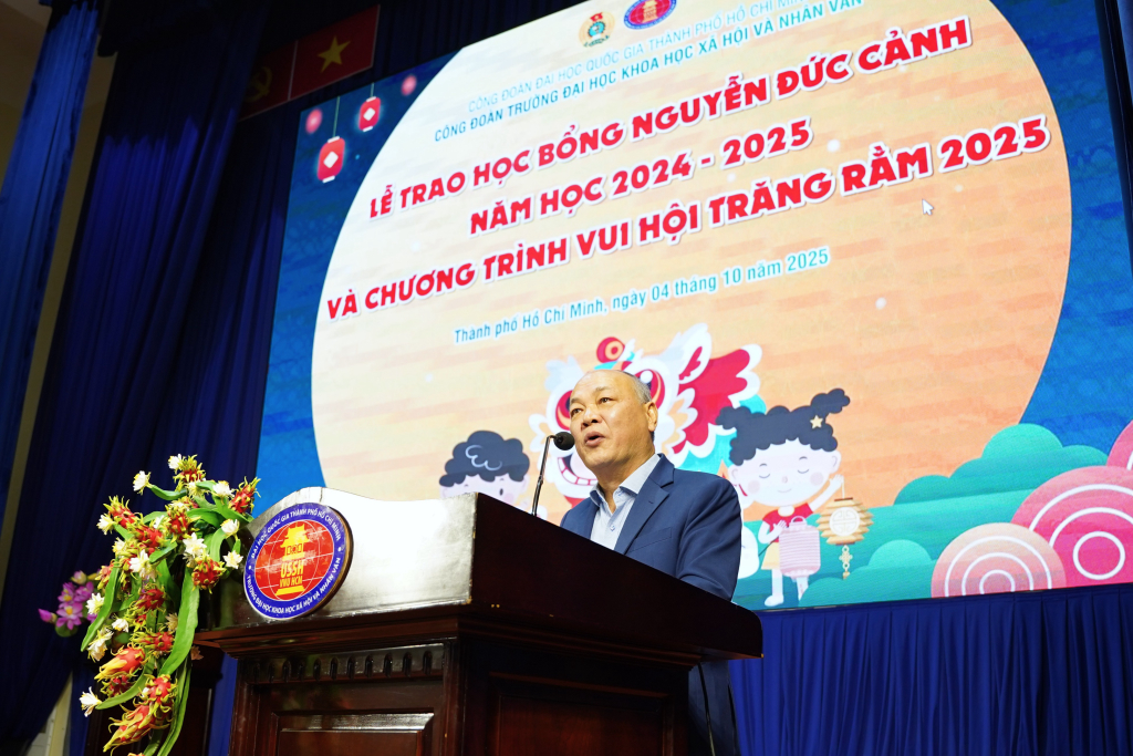 TS. Phan Thanh Định hy vọng, học bổng sẽ là nguồn động lực giúp các em phấn đấu hơn hơn trong học tập - Ảnh: PHẠM TRÍ