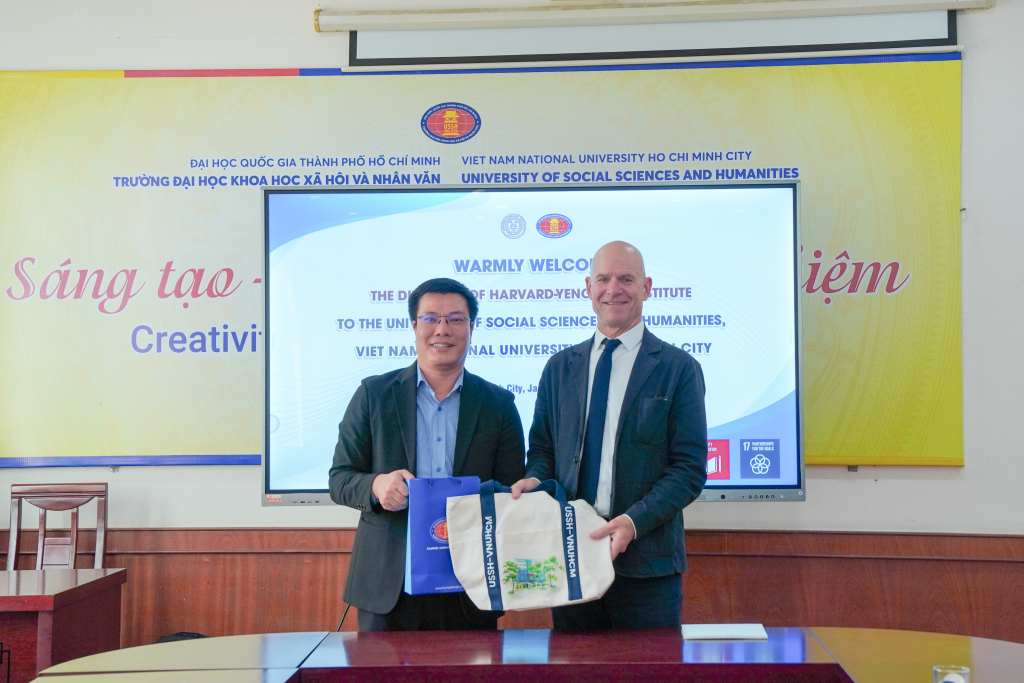 Món quà lưu niệm được trân trọng trao gửi đến ông James Robson cùng với chiếc túi mang dấu ấn nhận diện đặc trưng của Trường ĐH KHXH&NV, ĐHQG-HCM - Ảnh: ĐÌNH VINH