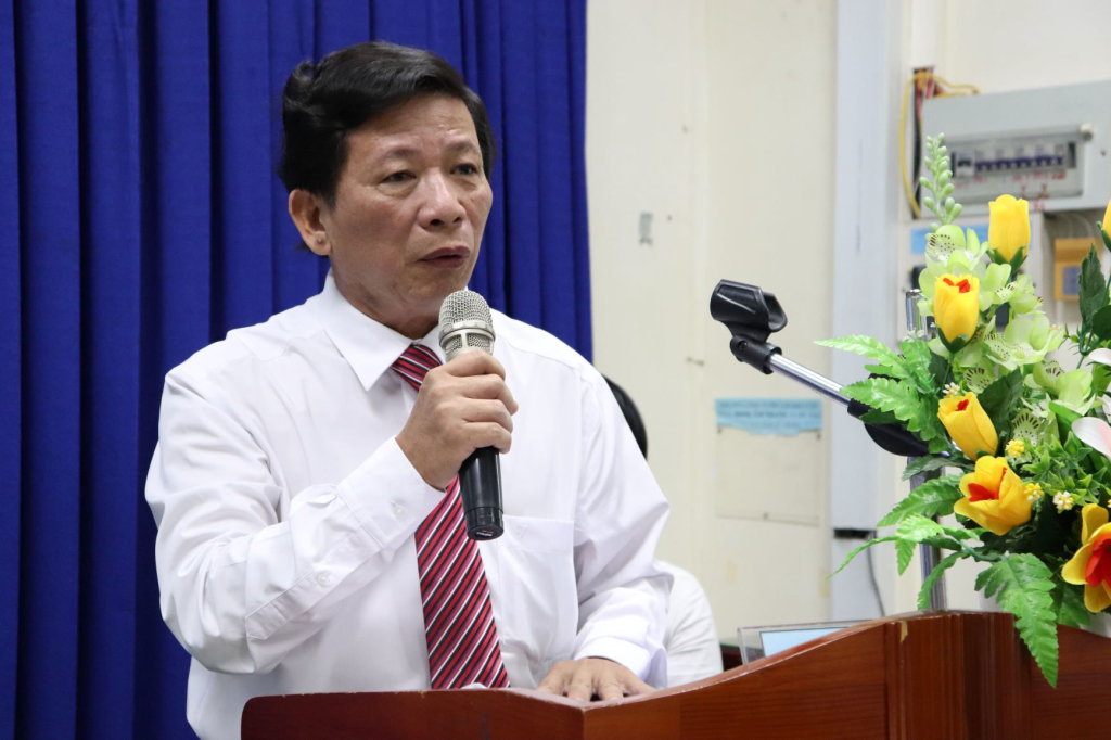 Ảnh 4: TS. Huỳnh Văn Chẩn trình bày Báo cáo đề dẫn Hội thảo. ẢNH: ĐINH MAI