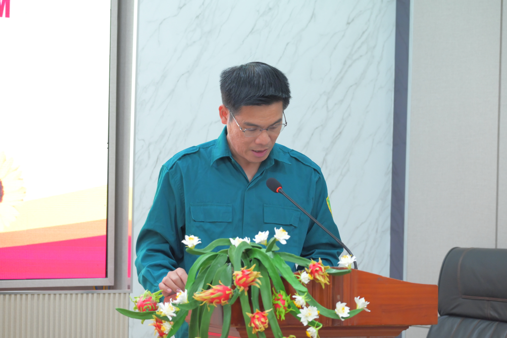 Đ/c Trần Nam phát biểu báo cáo tóm tắt các hoạt động nổi bật của Lực lượng tự vệ Trường - Ảnh: NHƯ Ý