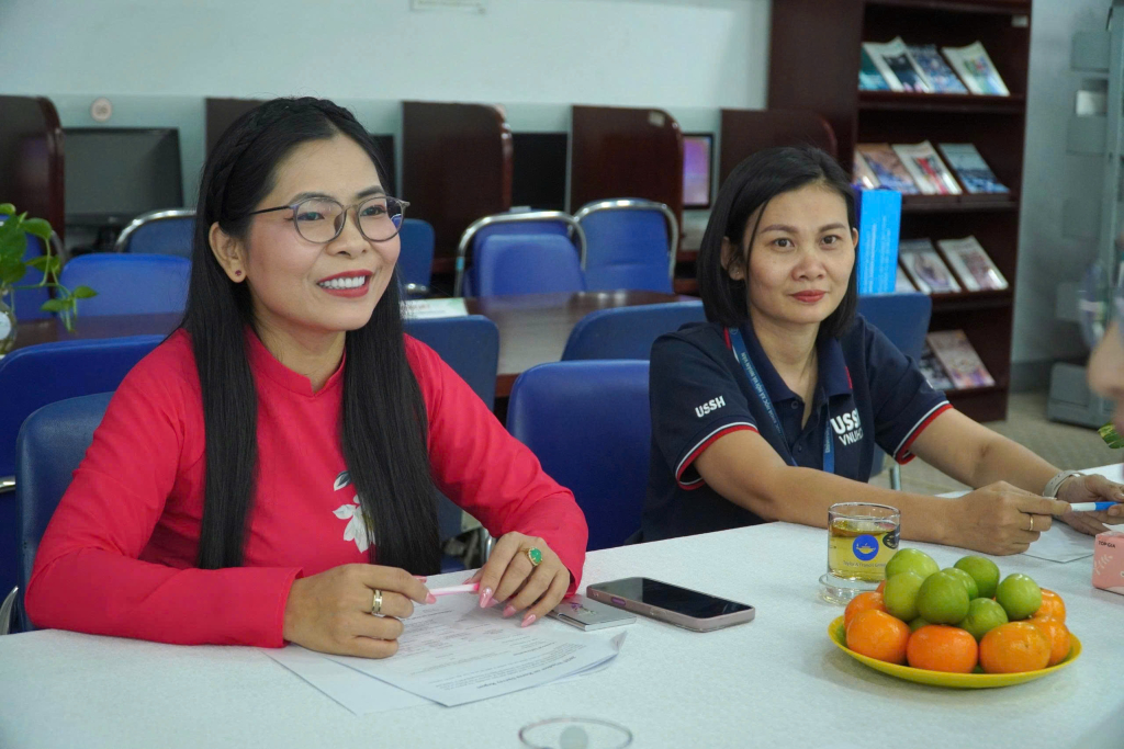 TS. Bùi Thu Hằng, Giám đốc Trung tâm Thông tin, Thư viện và Bảo tàng trong buổi khảo sát - Ảnh: THÚY QUỲNH