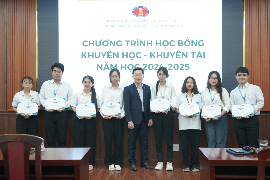 TS. Lê Hoàng Dũng và ThS. Trần Nam trao học bổng cho các bạn sinh viên - Ảnh: Phạm Trí