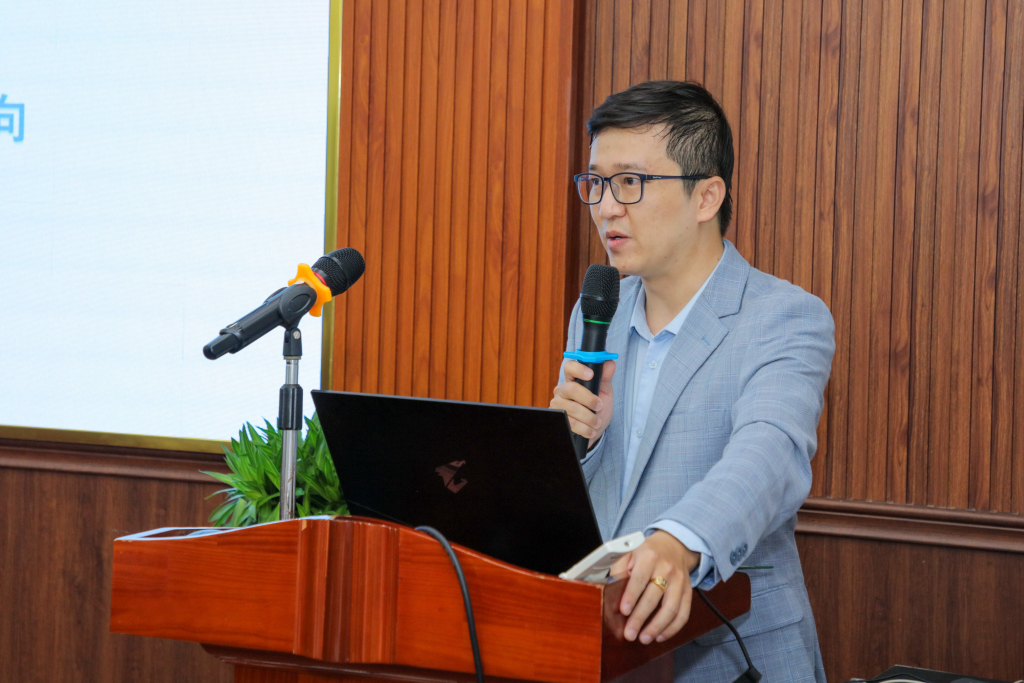 TS. Nguyễn Vũ Kỳ - giảng viên khoa Nhật Bản - báo cáo chuyên đề “Tình hình nghiên cứu quan hệ Nhật - Việt” - Ảnh: Phạm Trí