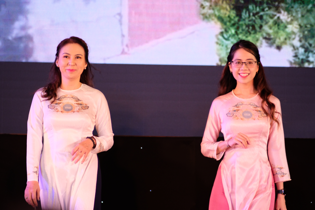 Công đoàn Nhà trường dự thi phần thi thời trang - Ảnh: Huyền Linh