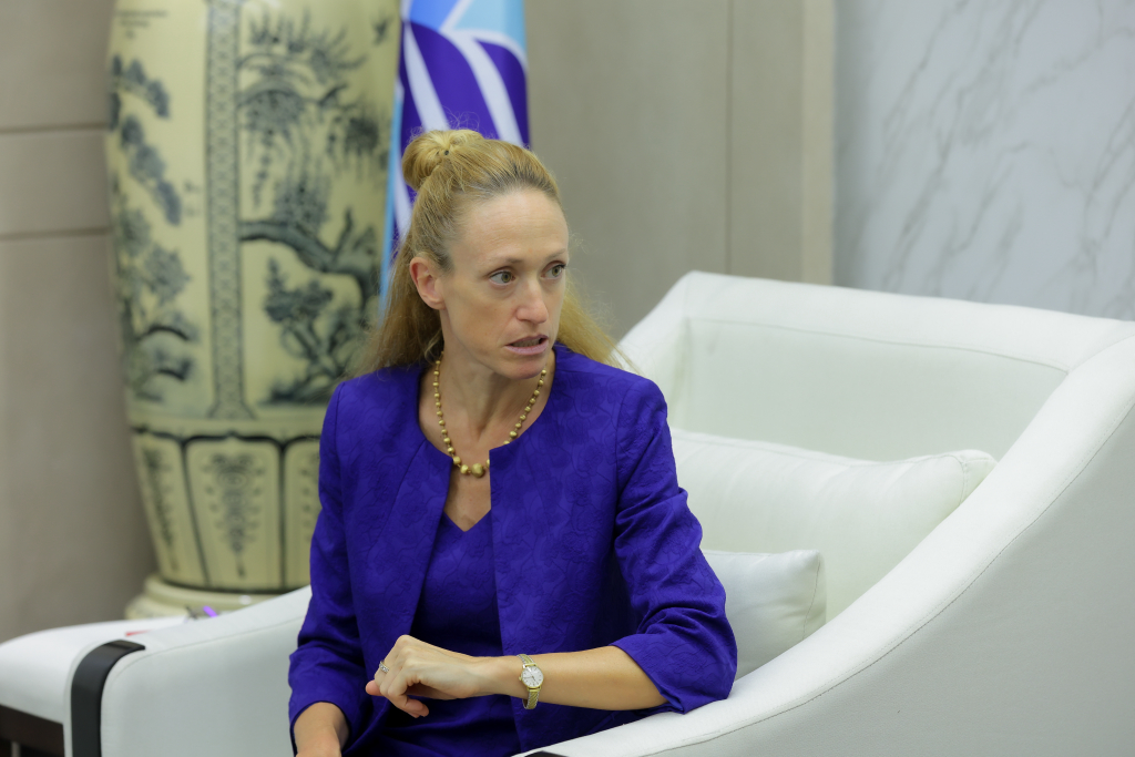Bà Alessandra Tognonato sẽ cùng Nhà trường tổ chức nhiều hoạt động thiết thực dành cho sinh viên - Ảnh: NGUYÊN QUYÊN