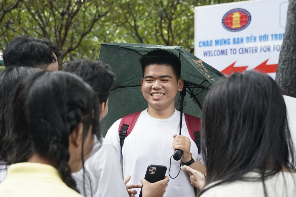 Bạn Nguyễn Ngọc Thúy Vi chia sẻ cảm xúc về ngày đầu nhập học của mình - Ảnh: CLB Truyền thông Info Plus