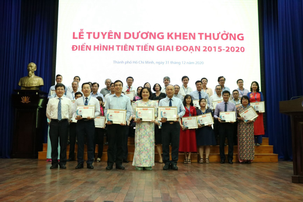 Hình 5: Khen thưởng các tập thể, các nhân đạt thành tích tốt trong năm học 2019 - 2020. Ảnh: Trần Đào