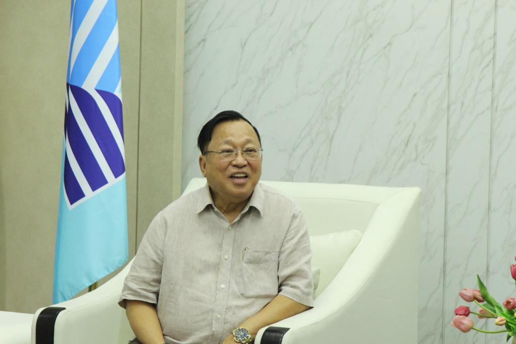 GS. Augustine Hà Tôn Vinh chia sẻ những kỷ niệm được học tập tại Trường ĐH KHXH&NV, ĐHQG-HCM - Ảnh: NHƯ THẢO