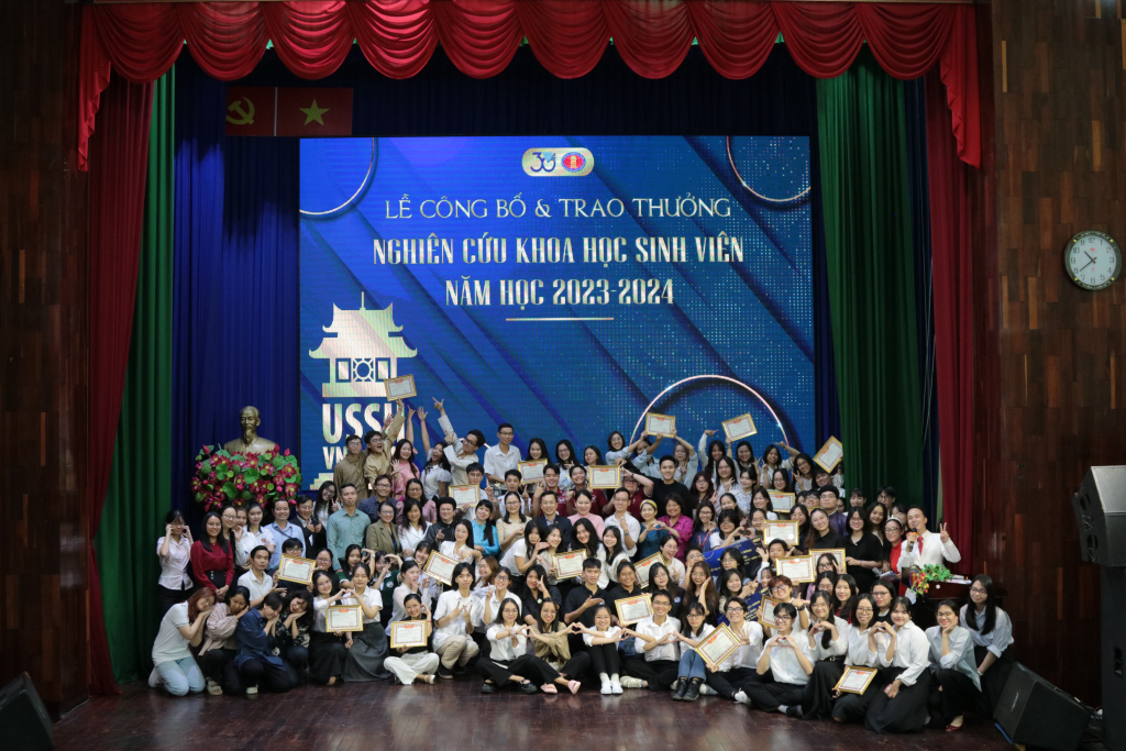 Người tham dự chụp hình kỷ niệm - Ảnh: Phạm Trí