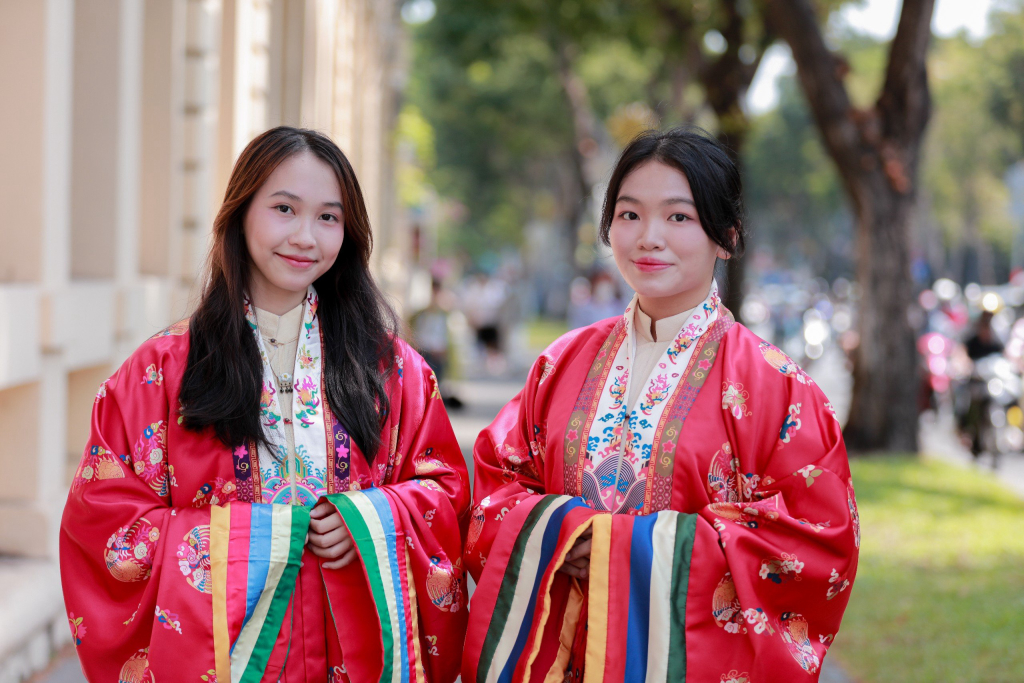 Mọi người diện Việt phục tham dự ngày hội - Ảnh: Lý Nguyên