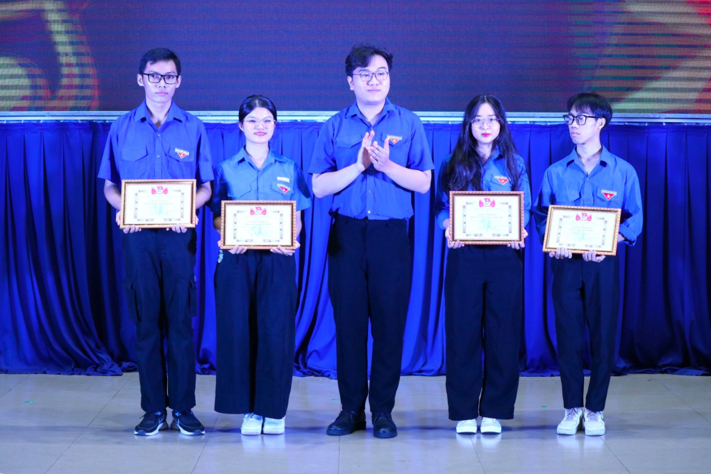 Ngoài các tiết mục văn nghệ, chương trình còn tiến hành trao giải cho Cuộc thi tìm hiểu kiến thức lịch sử Việt Nam – “Nên vành hoa đỏ” - Ảnh: Phạm Trí