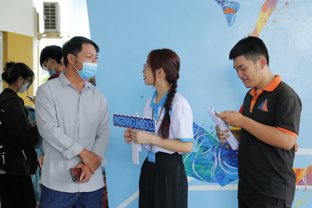 Sự hỗ trợ nhiệt tình đã giúp quá trình nhập học của tân sinh viên diễn ra dễ dàng và nhanh chóng  - Ảnh: CLB Truyền thông Info Plus