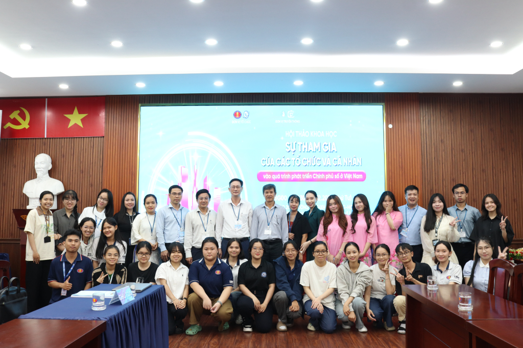 Các đại biểu cùng các nghiên cứu sinh, học viên cao học và sinh viên chụp ảnh lưu niệm - Ảnh: MINH THƯ