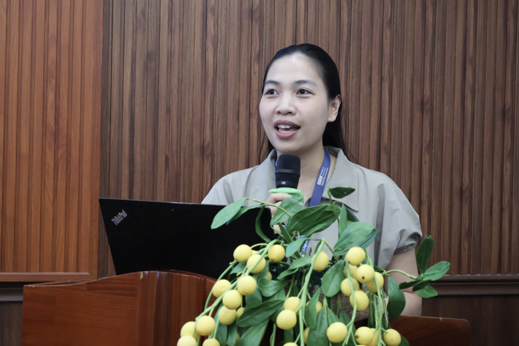 ThS. Nguyễn Quỳnh Nga phổ biến quy định giám sát và lưu ý phòng ngừa gian lận thi cử bằng công nghệ cao - Ảnh: KHÁNH BĂNG