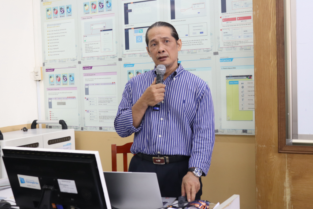 TS. Nguyễn Hoàng Trung cho biết chủ đề hội thảo hướng đến các vấn đề lý thuyết nói chung và vấn đề thực tiễn trong các khu vực nghiên cứu ngôn ngữ học nói riêng - Ảnh: MINH THƯ 